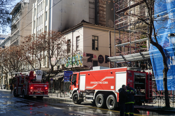 Φωτιά τώρα σε κτίριο στο κέντρο της Αθήνας