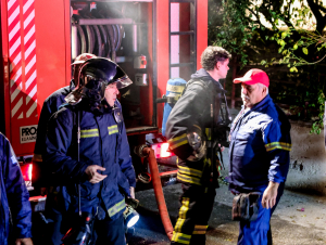 Καισαριανή: Εμπρηστική επίθεση σε εταιρεία διανομών - Κάηκαν αυτοκίνητα κατοίκων (Βίντεο)