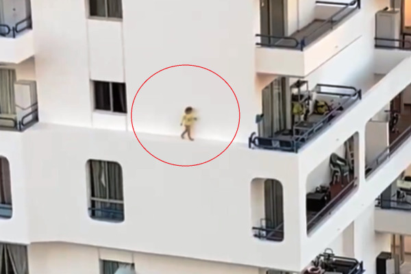 Κοριτσάκι περπατά σε περβάζι 4ου ορόφου και κόβει την ανάσα (vid)