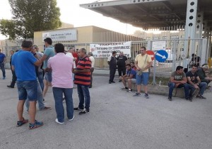 Μέλη της ΓΕΝΟΠ απέκλεισαν την πύλη του ΑΗΣ Μελίτης
