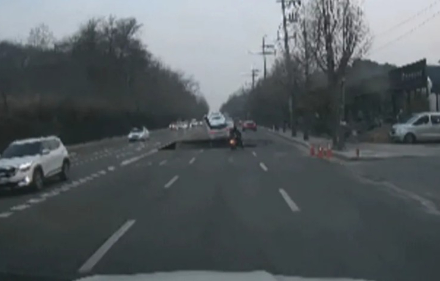 Τραγωδία με μοτοσικλετιστή στη Νότια Κορέα: Τον «κατάπιε» ο δρόμος (βίντεο)