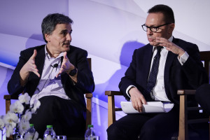 Η μείωση των κόκκινων δανείων στο «τραπέζι» Στουρνάρα - Τσακαλώτου