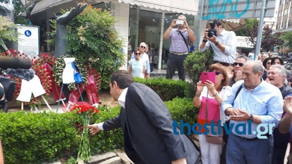 Λουλούδια στο μνημείο του Γρ. Λαμπράκη άφησε ο Αλέξης Τσίπρας (VIDEO)