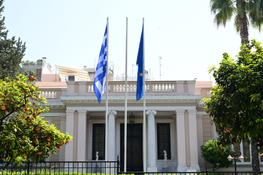 Κυβερνητικές πηγές κατά Ανδρουλάκη: Ας μην ανησυχεί καλοκαριάτικα, οι εκλογές θα γίνουν το 2027