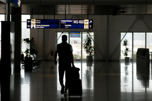 Αποχαιρετισμοί με το ρολόι στο χέρι στο «Ελευθέριος Βενιζέλος», τέρμα η δωρεάν διέλευση