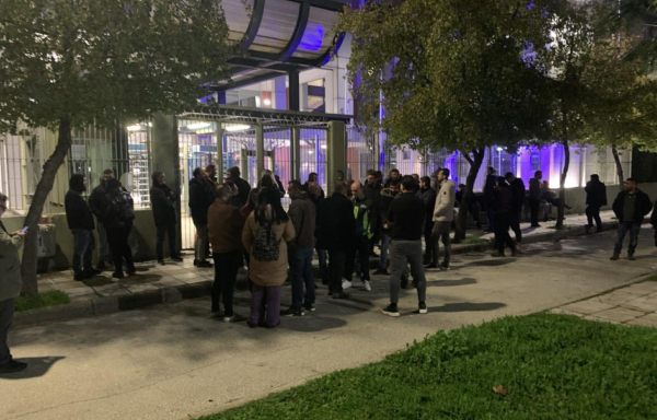 Λάρισα: Διαμαρτυρία έξω από την Αστυνομική Διεύθυνση για τις συλλήψεις αγροτών (εικόνες)