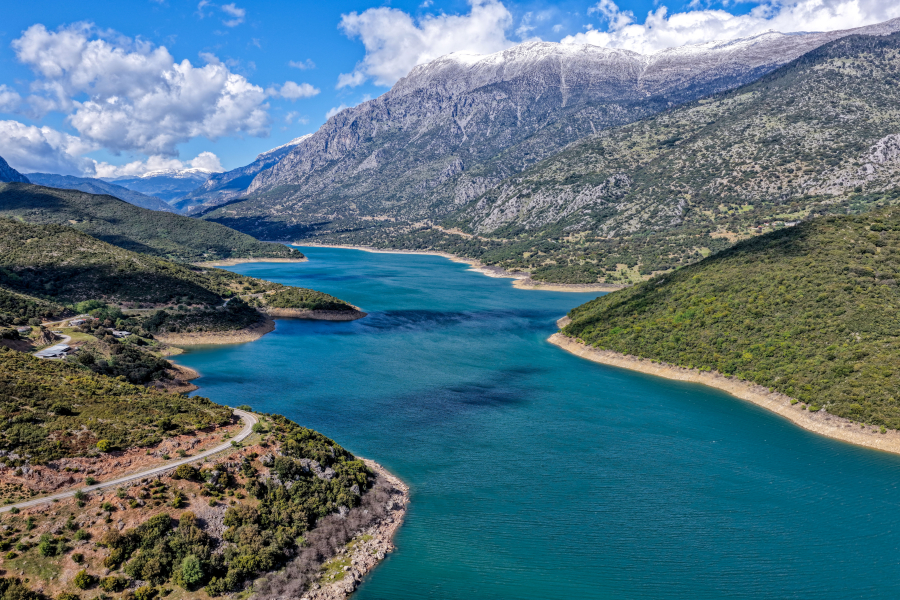 Λίμνη Μόρνου: Σε υψηλά επίπεδα η στάθμη του νερού - «Βυθίστηκε» το χωριό Κάλλιο (Εικόνες)