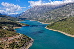 Λίμνη Μόρνου: Σε υψηλά επίπεδα η στάθμη του νερού - «Βυθίστηκε» το χωριό Κάλλιο (Εικόνες)