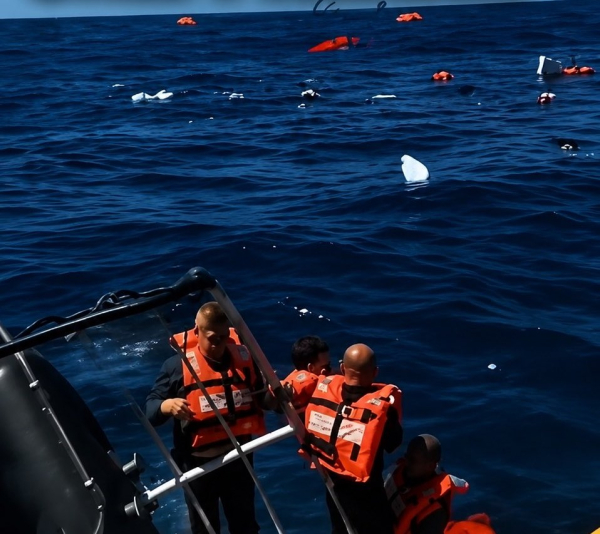 Ανετράπη σκάφος με 267 επιβαίνοντες ανοικτά της Κερύνειας - Αναφορές για έναν νεκρό (Βίντεο)