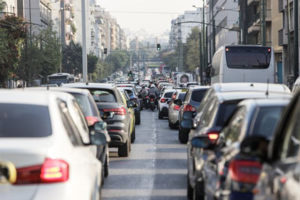 Kέντρο Αθήνας: Λεωφορείο τράκαρε με τρόλεϊ στην Πανεπιστημίου - Κυκλοφοριακό χάος
