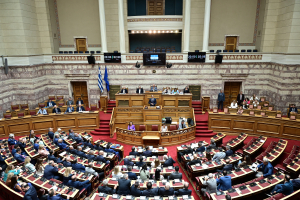 Σκληρό ροκ στην Βουλή για τον ΟΠΕΚΕΠΕ: «O Βασιλιάς του σκότους» και το «κακέκτυπο Παπανδρέου»