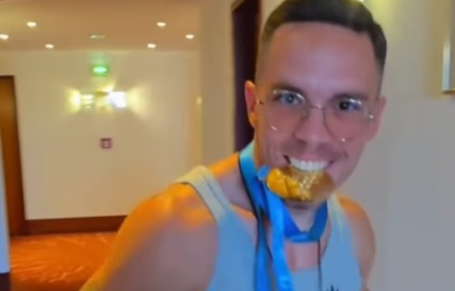 Λευτέρης Πετρούνιας: Πανηγύρισε το χρυσό μετάλλιο με viral trend από το TikTok (βίντεο)