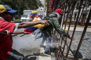 Υποστηρικτές του Μαδούρο εισέβαλαν και ξυλοκόπησαν άγρια βουλευτές της αντιπολίτευσης