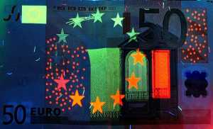 Σε τροχιά πτώσης το ευρώ
