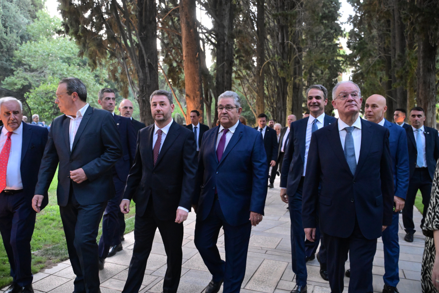 Αύγουστος περισυλλογής για τους πολιτικούς αρχηγούς