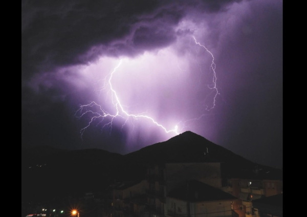 Κεραυνός στο Καρπενήσι - Μία εικόνα χίλιες λέξεις