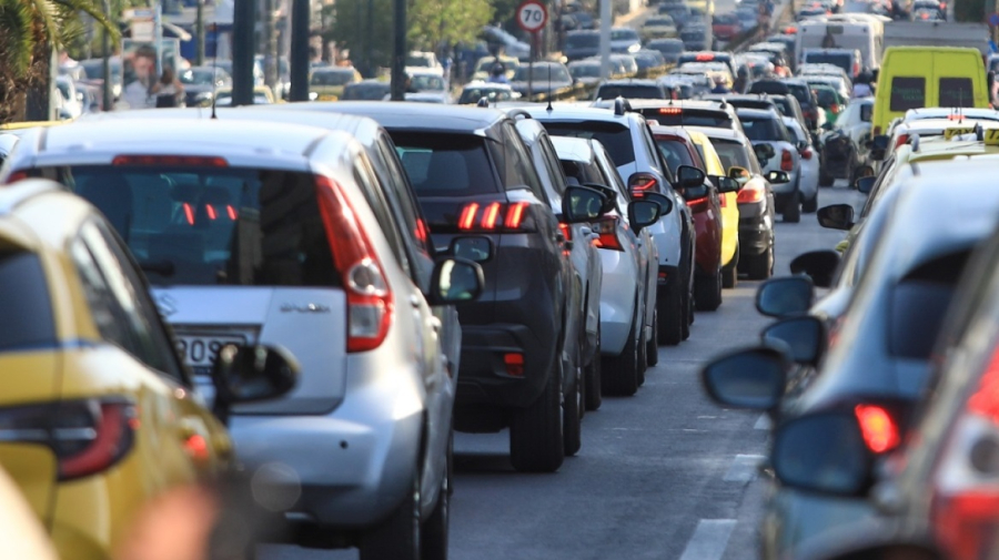 «Λαμπάδιασε» αυτοκίνητο στην Πέτρου Ράλλη - Στο κόκκινο η κίνηση στον Κηφισό