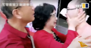 Συγκλονιστικό βίντεο: Ζευγάρι στην Κίνα βρήκε τον γιο τους μετά από 32 χρόνια - Είχε πέσει θύμα απαγωγής