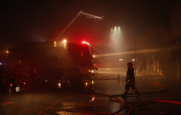 Φωτιά στα Σπάτα: Υπό μερικό έλεγχο η πυρκαγιά σε επιχείρηση με αθλητικά