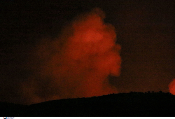 Φωτιά τώρα στην Πάρνηθα: Τι είναι το φαινόμενο της καμινάδας που προκάλεσε την αναζωπύρωση