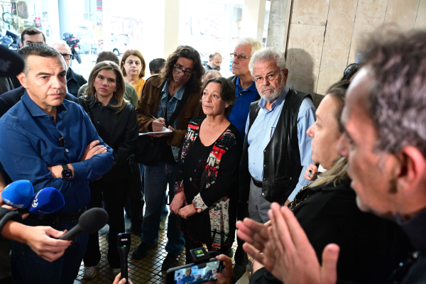 Επίσκεψη Τσίπρα στην Κυψέλη: «Ο Ταχιάος δεν θα έμενε εδώ, αλλά η κυβέρνηση αφήνει τις οικογένειες να μένουν»