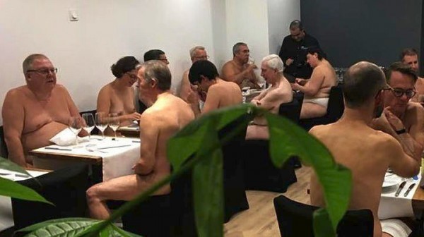 Γδυθείτε για να απολαύσετε το γεύμα σας στο εστιατόριο «Ο&#039;Naturel»