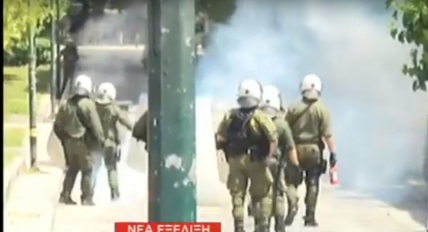 Ένταση έξω από το Πολυτεχνείο μετά την πορεία για την Πρωτομαγιά (vid)