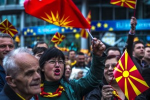WSJ: Είναι η κατάλληλη στιγμή για λύση στο ονοματολογικό