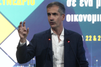 Μπακογιάννης κατά Δούκα: «Χρυσοί» κάδοι για σκύλους εν μέσω αυξήσεων και σφράγισης κοινωνικών δομών