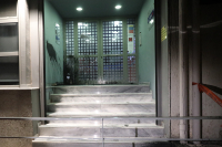 Action24: Νέα επίθεση με πέτρες στον τηλεοπτικό σταθμό, η τρίτη σε έναν χρόνο