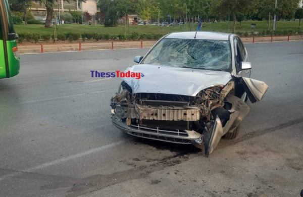 Σοβαρό τροχαίο στη Θεσσαλονίκη: Όχημα παρέσυρε 36χρονη ποδηλάτισσα (βίντεο)