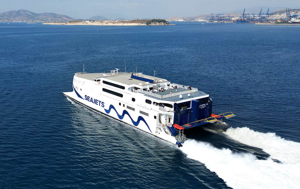 Λαύριο: Αλλαγή πορείας για το επιβατηγό «Champion Jet 1» λόγω τραυματισμού μέλους πληρώματος