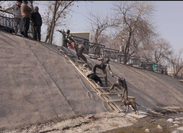 Καζακστάν: Η viral διάσωση σκύλου το 2016 έγινε γλυπτό (Βίντεο)