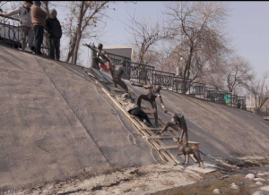 Καζακστάν: Η viral διάσωση σκύλου το 2016 έγινε γλυπτό (Βίντεο)