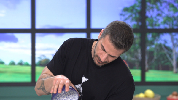 «Kitchen Lab»: Ο Άκης Πετρετζίκης μαγειρεύει δύο μενού με άρωμα καλοκαιριού (26-27/4)