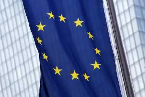 Η Κομισιόν ζητά από τα κράτη-μέλη να εφαρμόσουν το πρόγραμμα μετεγκατάστασης