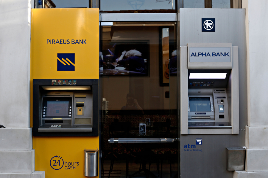 Τέσσερις τράπεζες, τέσσερα μοντέλα: Πώς διαμορφώνεται το τοπίο στα έσοδα