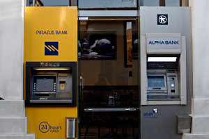 Τέσσερις τράπεζες, τέσσερα μοντέλα: Πώς διαμορφώνεται το τοπίο στα έσοδα