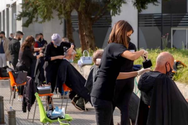 «Μίλησε» η ανθρωπιά στη Θεσσαλονίκη: Κομμωτές κούρεψαν άστεγους για το Πάσχα (εικόνες)