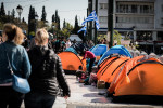 Πρόσφυγες κατασκήνωσαν στο Σύνταγμα - Αστεγοι μετά το «ντου» της ΕΛΑΣ στα Εξάρχεια