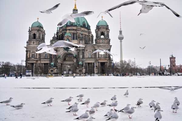 Κακοκαιρία: Στα λευκά η Γερμανία - Ακυρώσεις πτήσεων, κλειστά σχολεία