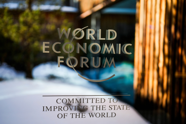 Στη σκιά του Τραμπ ξεκινά το Παγκόσμιο Οικονομικό Φόρουμ στο Νταβός – «Δεν είναι ευπρόσδεκτος», δηλώνουν διαδηλωτές