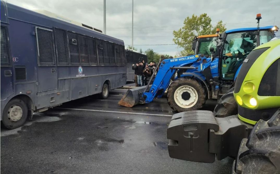 Οι κλούβες της ΕΛΑΣ κι όχι τα τρακτέρ κλείνουν τον δρόμο