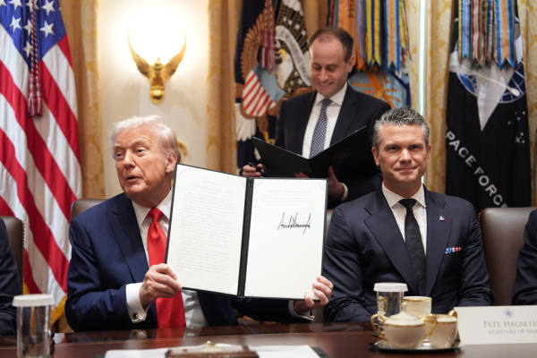 Το αμερικανικό Πεντάγωνο «τσαλαπατά» τις θεμελιώδεις αρχές της δημοσιογραφίας, τα ΜΜΕ αρνούνται να υποκύψουν