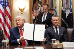 Το αμερικανικό Πεντάγωνο «τσαλαπατά» τις θεμελιώδεις αρχές της δημοσιογραφίας, τα ΜΜΕ αρνούνται να υποκύψουν