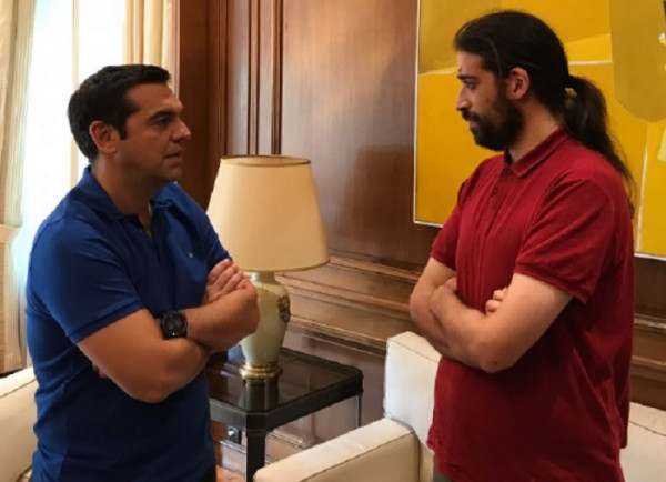 Συνάντηση Τσίπρα με θύμα ξυλοδαρμού από ακροδεξιούς