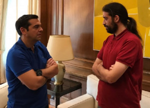 Συνάντηση Τσίπρα με θύμα ξυλοδαρμού από ακροδεξιούς