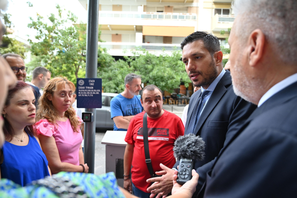 «Μπαίνουν» 1.000 πινακίδες ενημέρωσης Braille σε στάσεις του ΟΑΣΘ