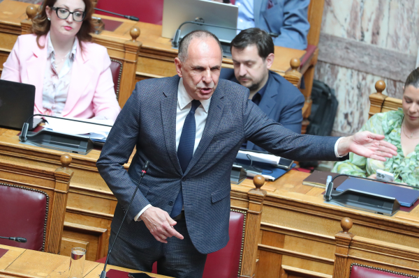 Μόνιμος υφυπουργός Εξωτερικών: Μετωπική στη Βουλή για την τροπολογία Γεραπετρίτη