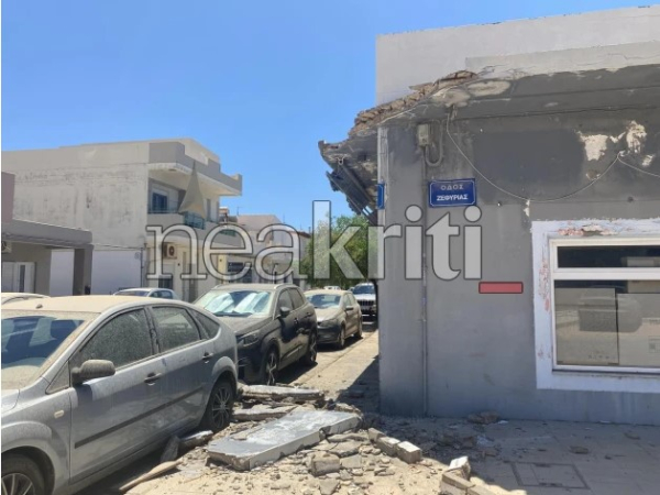 Κατέρρευσε τμήμα κτηρίου στη Νέα Αλικαρνασσό, δίπλα σε σταθμευμένα αυτοκίνητα (Εικόνες)